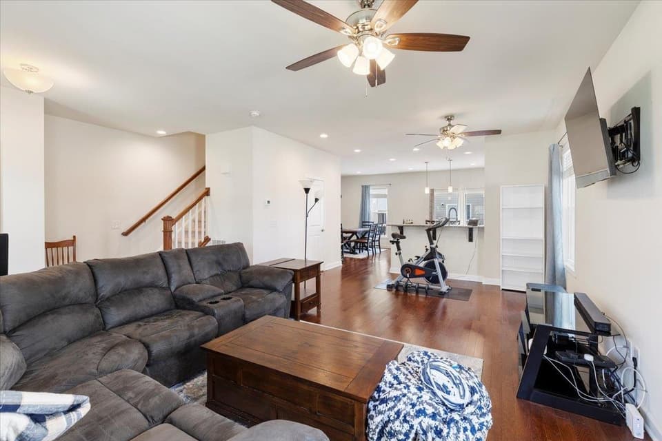 325 John Adams Drive, photo 14 of 40