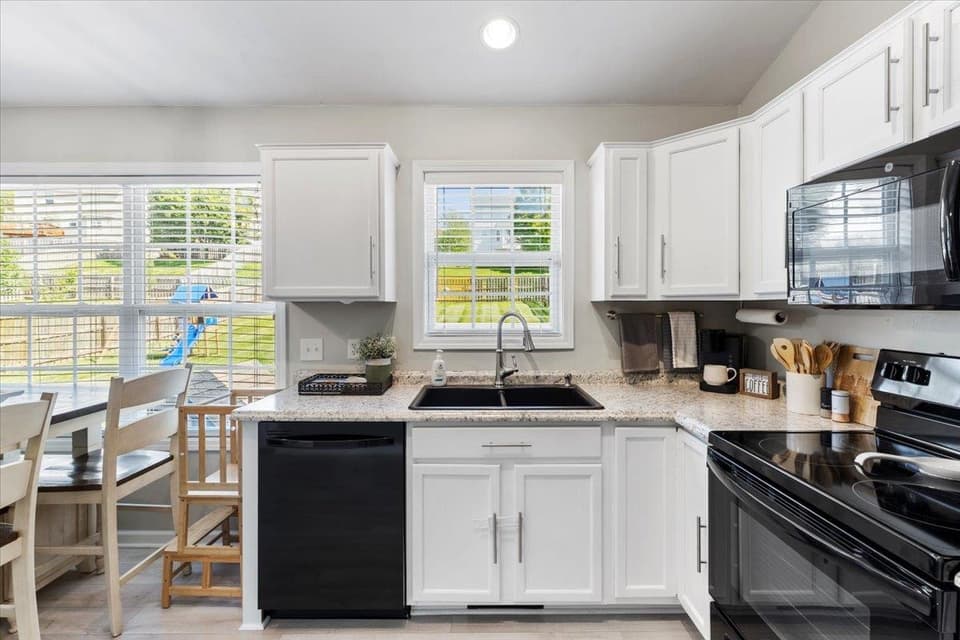 150 Sage Lane, photo 6 of 32