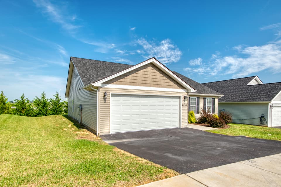 2050 Glade Drive SE, photo 6 of 34