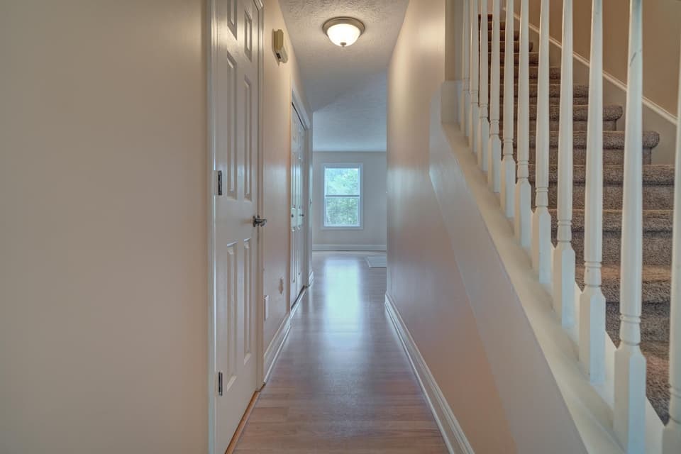 815 Oaktree Boulevard, photo 3 of 30
