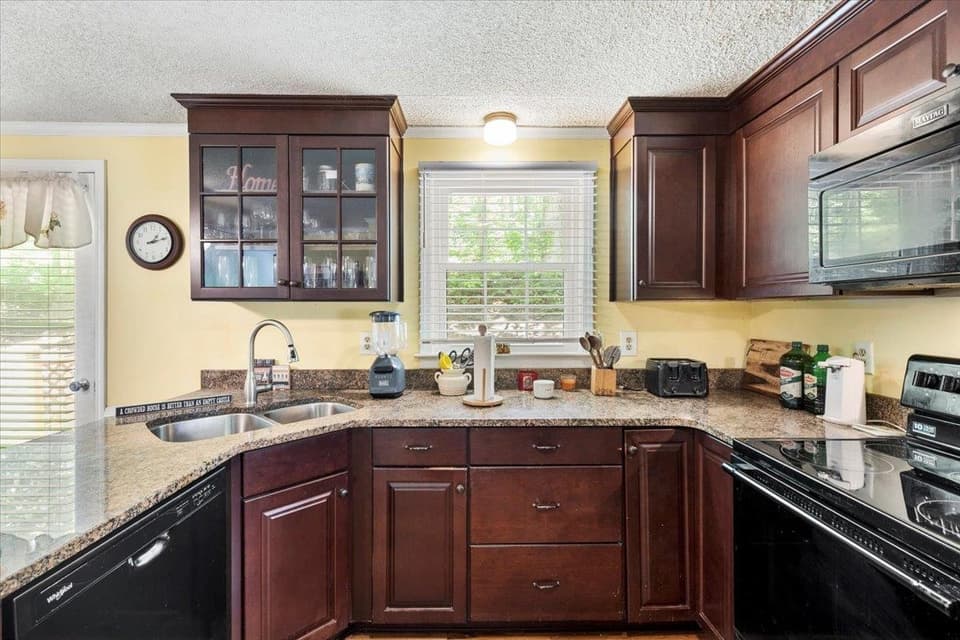 1290 Sherwood Drive, photo 7 of 40