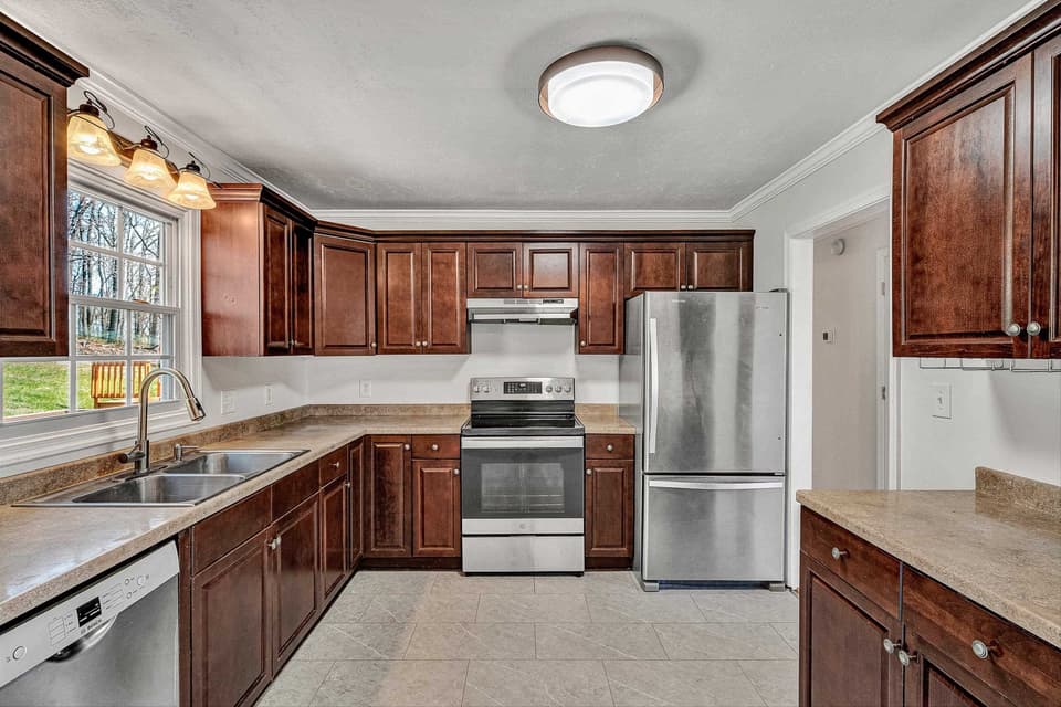 385 Tanglewood Drive SE, photo 9 of 40