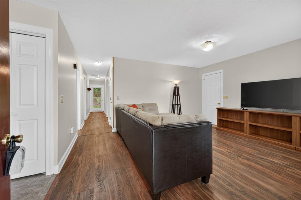 650 Kamran Drive, photo 3 of 40