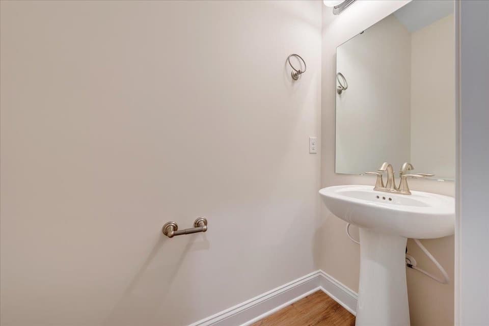 940 Holland Loop, photo 8 of 40