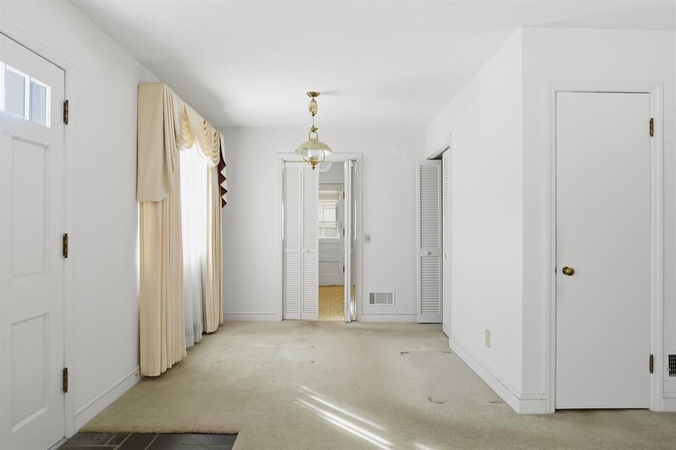 604 E Main Street, photo 10 of 40
