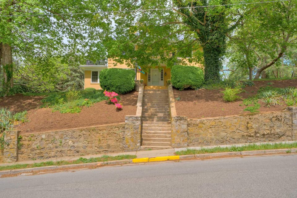 110 E Main Street, photo 2 of 37