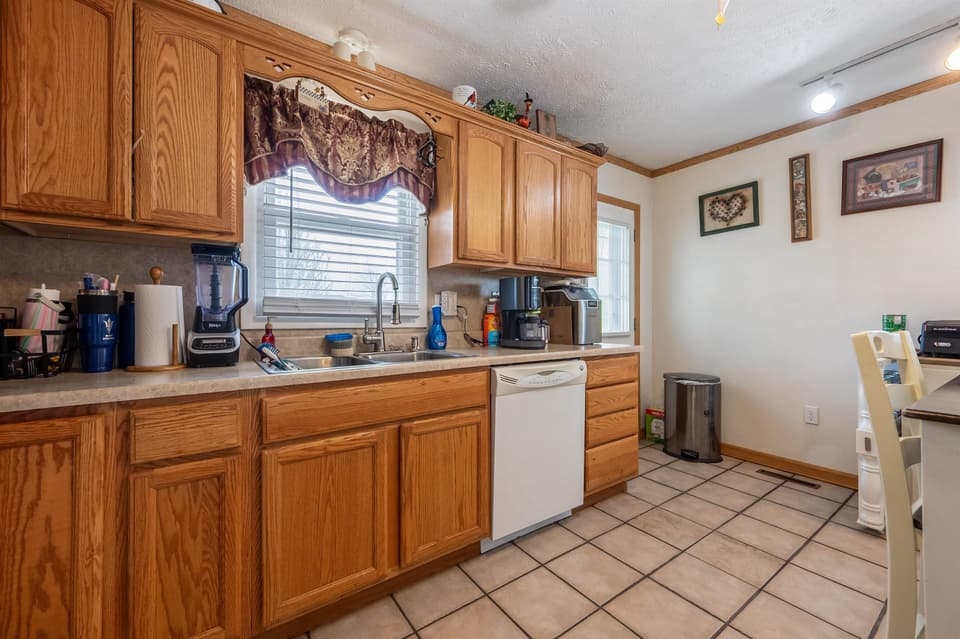 1380 Dow Street, photo 11 of 40