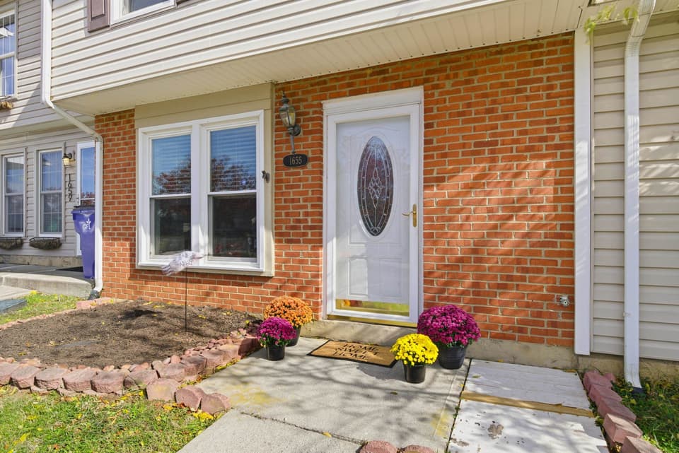 1655 York Drive, photo 2 of 38