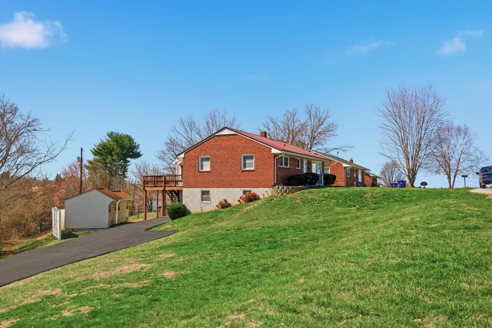 205 Roundhill Drive, photo 5 of 40