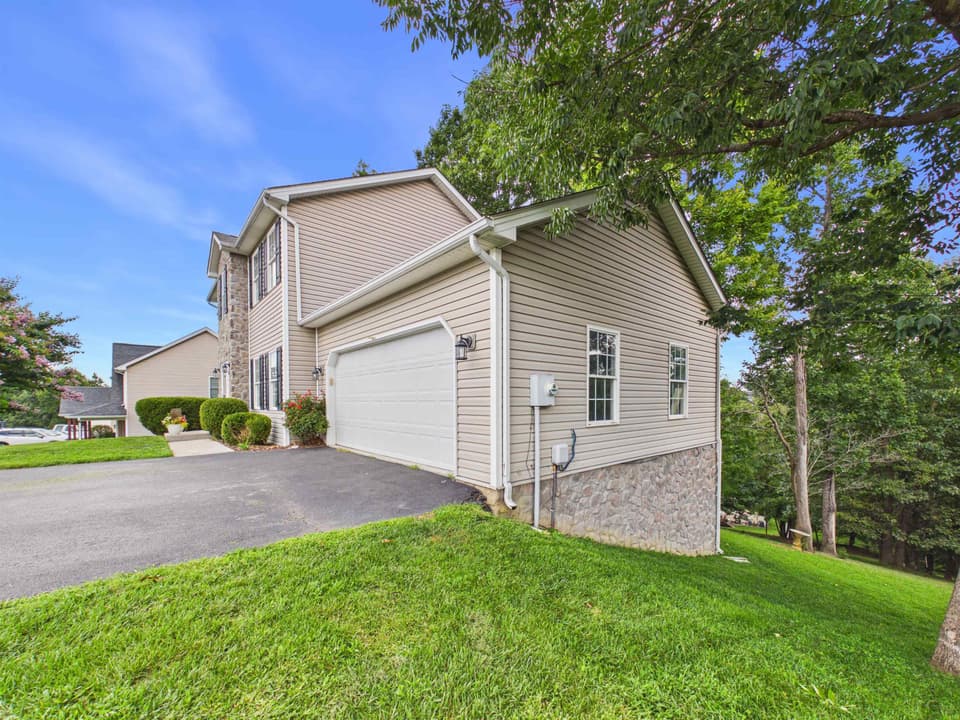 1130 Crosscreek Drive, photo 3 of 40