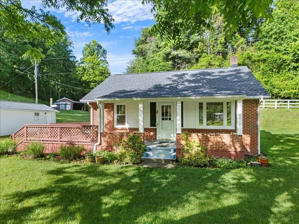 2537 Rosemary Road, photo 2 of 40