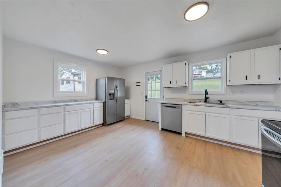 935 NE Depot Street NE, photo 7 of 26