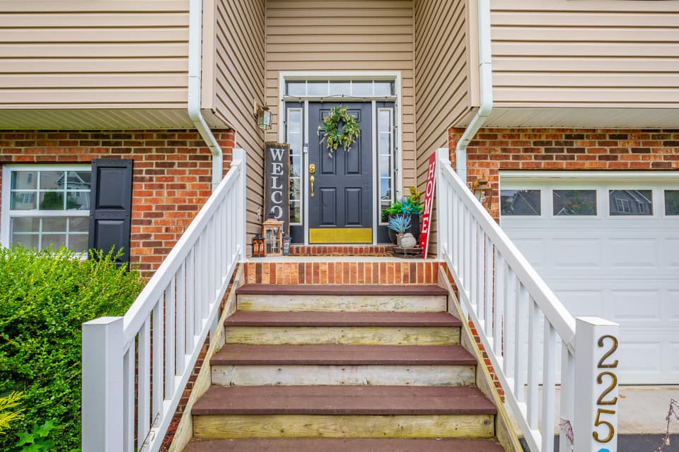225 Meadow Dr NW, photo 5 of 34