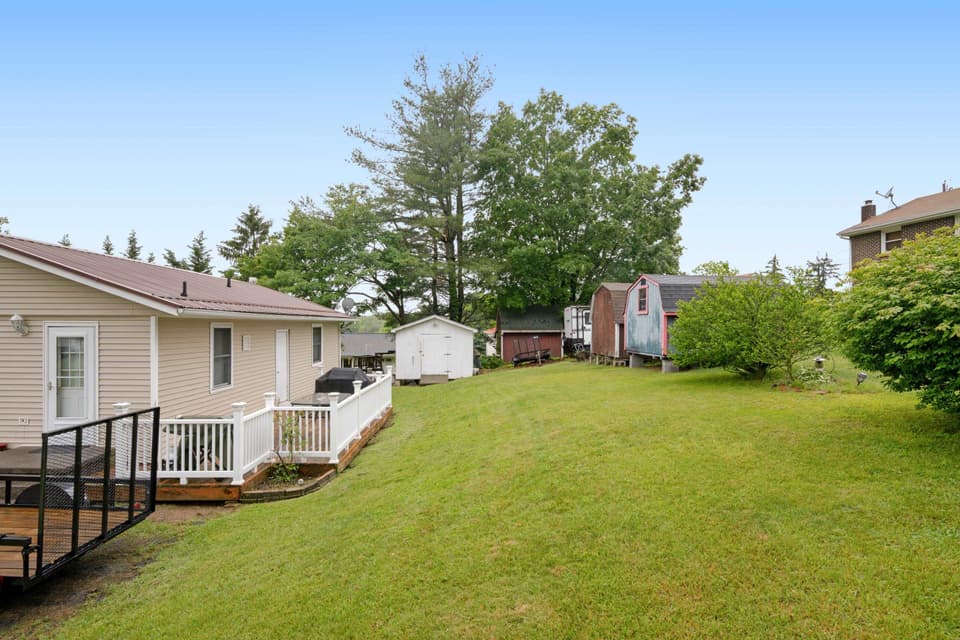 490 Sunnyside Lane, photo 7 of 36