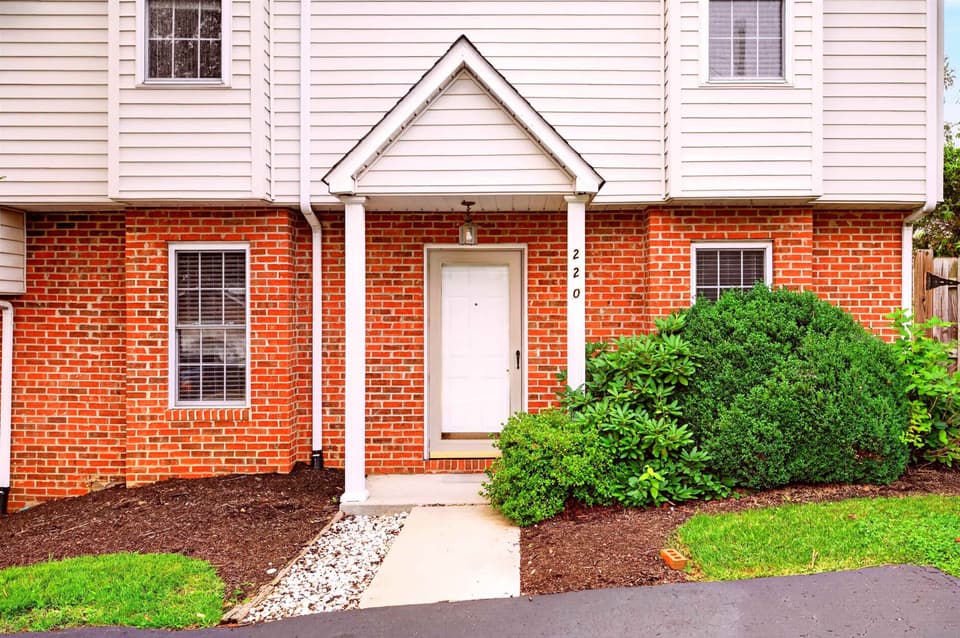 220 Darci Drive SE, photo 3 of 40