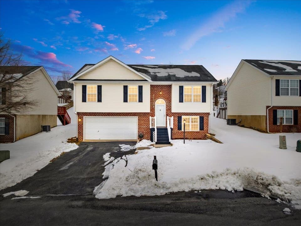 110 Sage Lane, photo 2 of 40