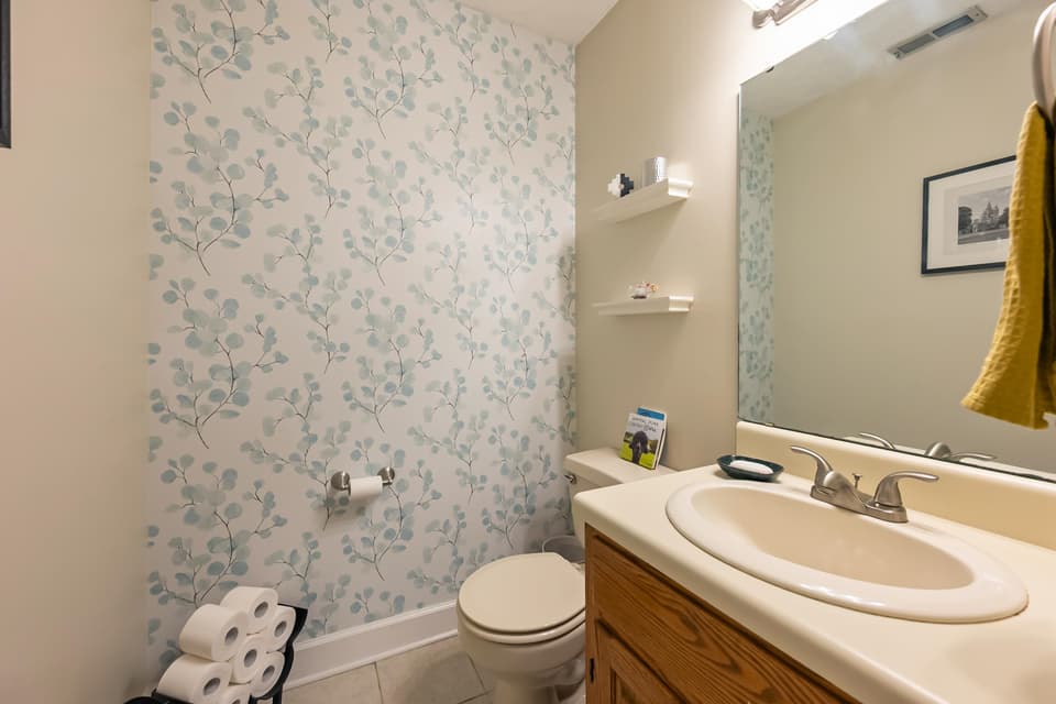 705 Colhoun Street NE, photo 13 of 40
