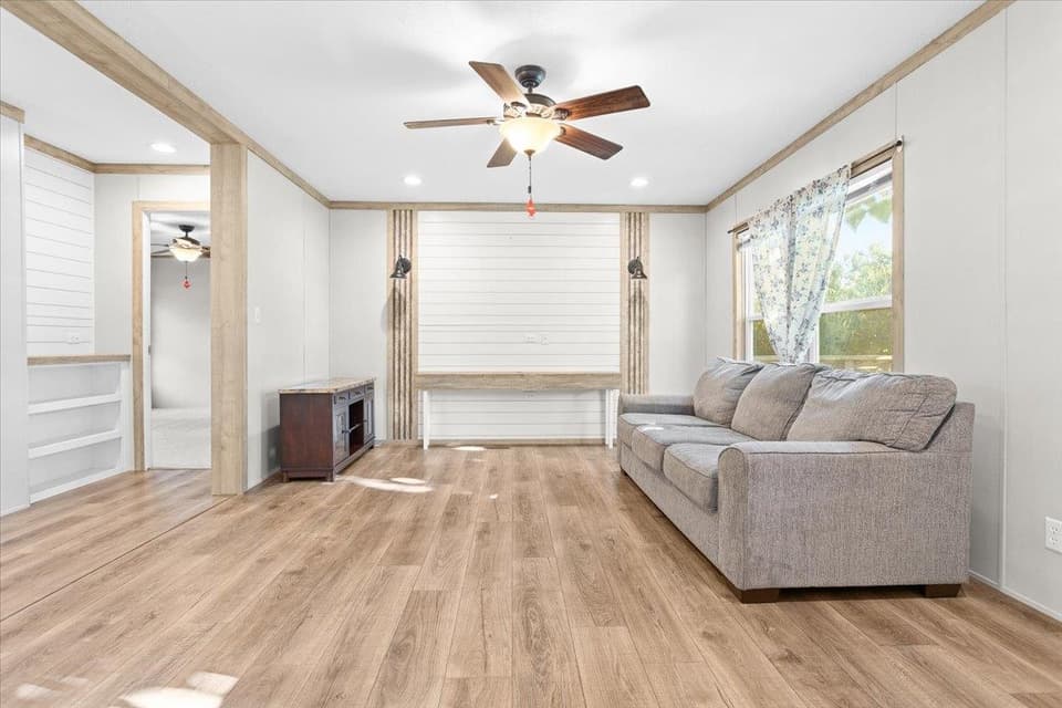 970 Ridgeway Drive, photo 7 of 34
