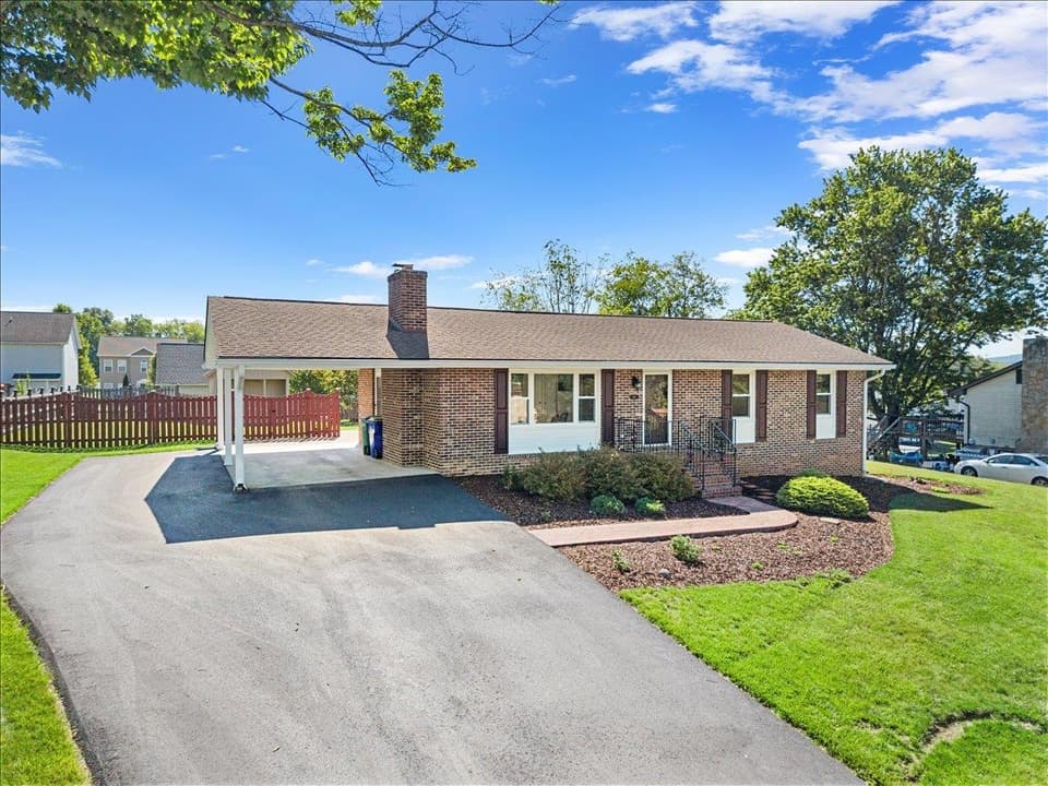 180 Henley Drive, photo 2 of 40