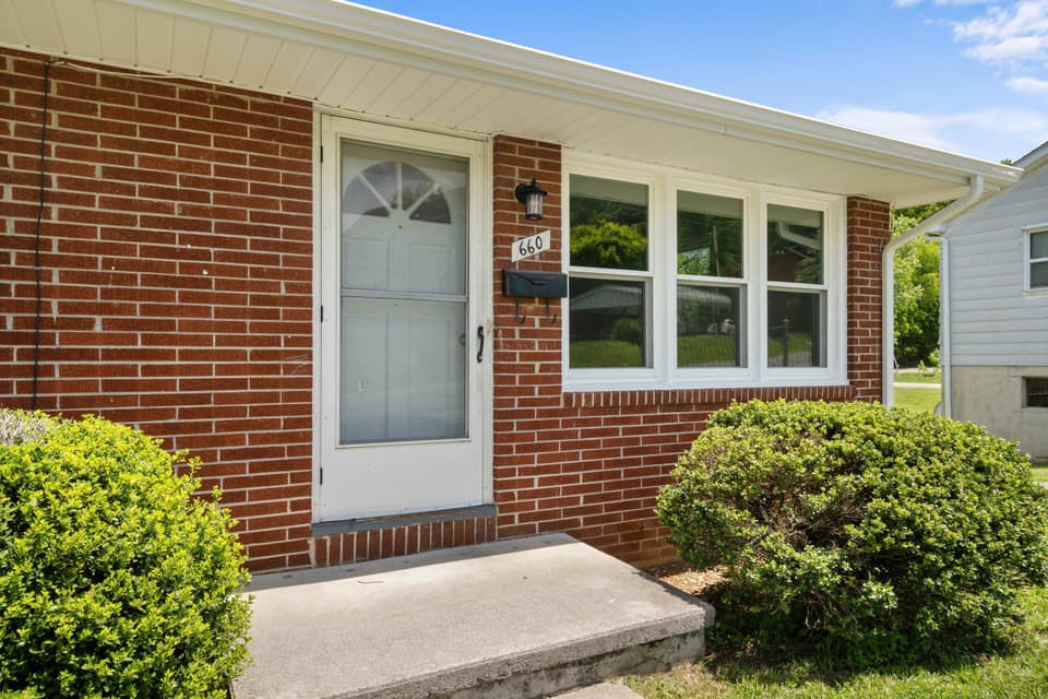 660 Colhoun Street, photo 3 of 35