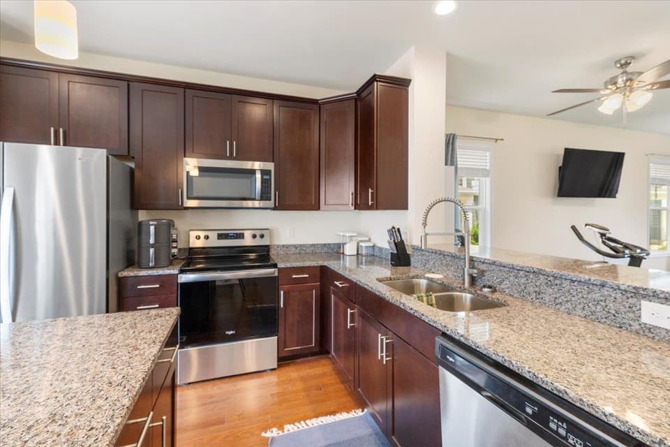 325 John Adams Drive, photo 19 of 40