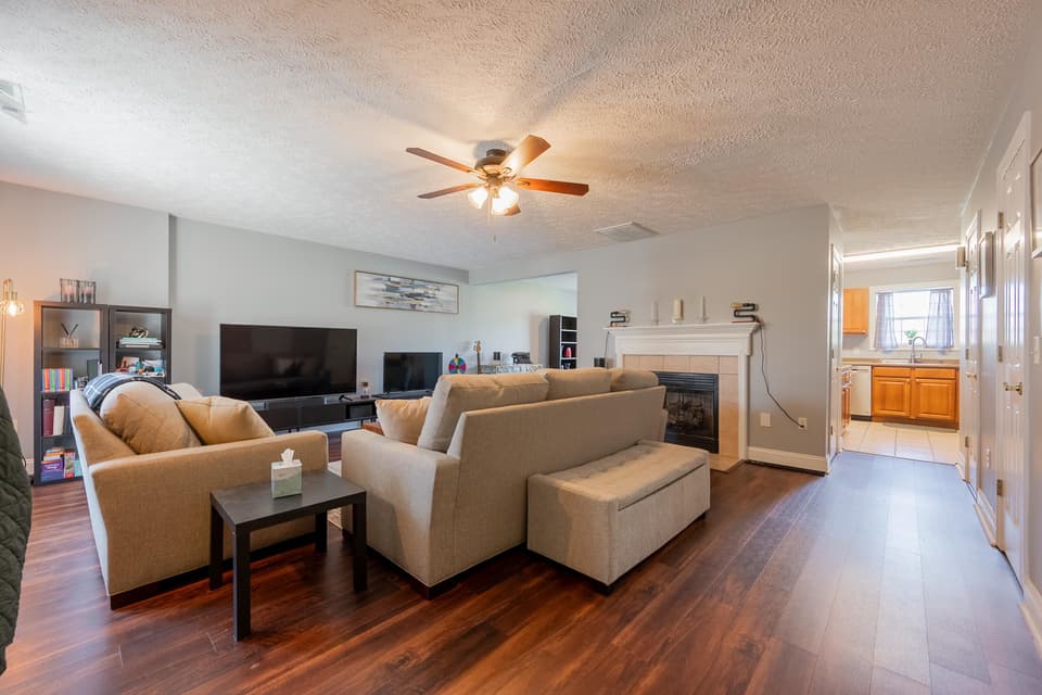 325 Oaktree Boulevard, photo 4 of 35