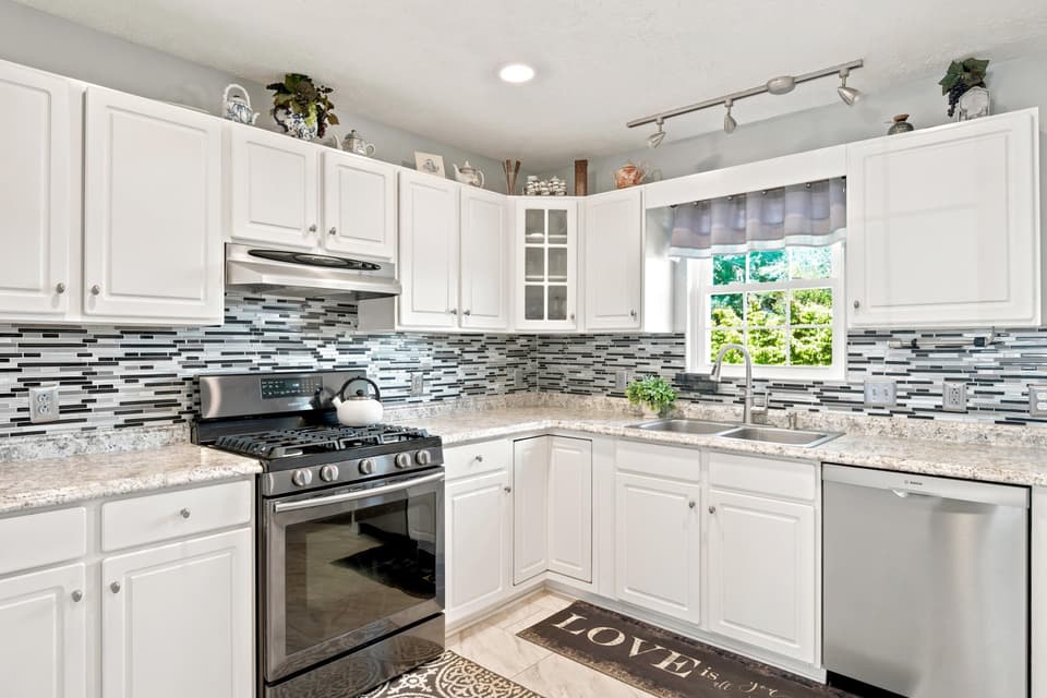 175 Darci Drive SE, photo 9 of 34
