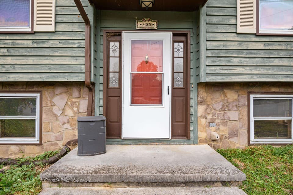 405 Overland Drive, photo 5 of 40