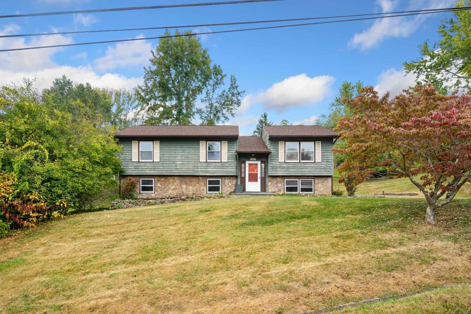 405 Overland Drive, photo 4 of 40