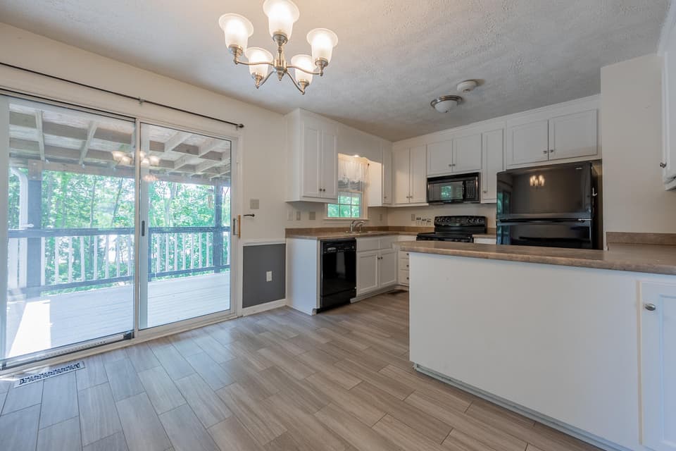 640 Warren Court, photo 14 of 40
