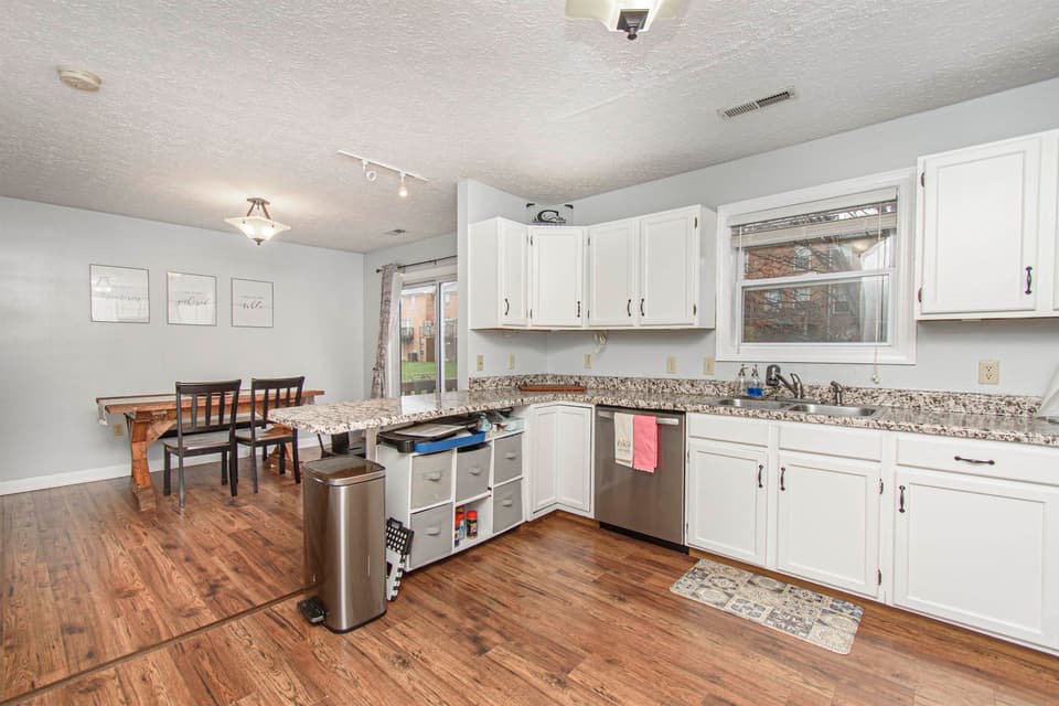 595 Tarrytown Road, photo 20 of 33