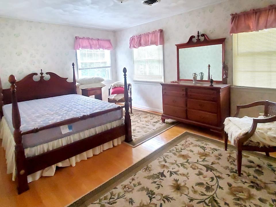 495 Simmons Road, photo 2 of 18