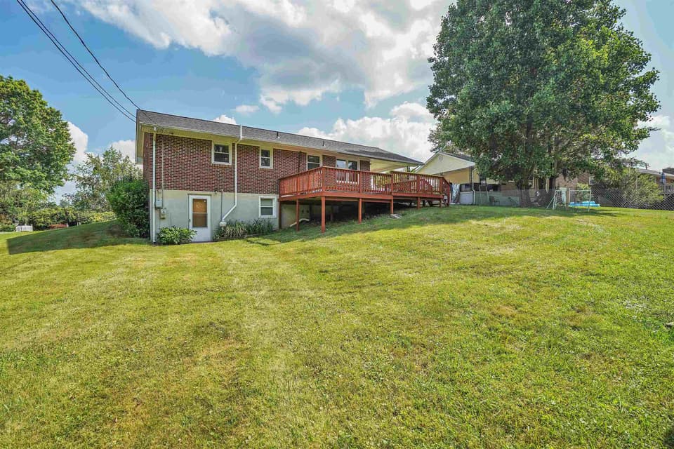 650 Betty Drive, photo 10 of 40