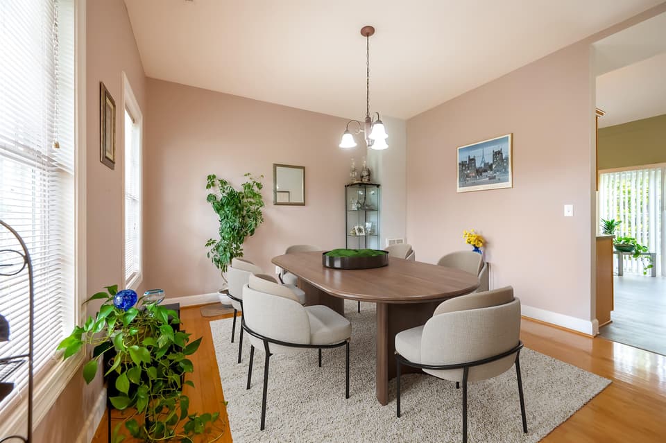 300 Meadow Drive, photo 5 of 40