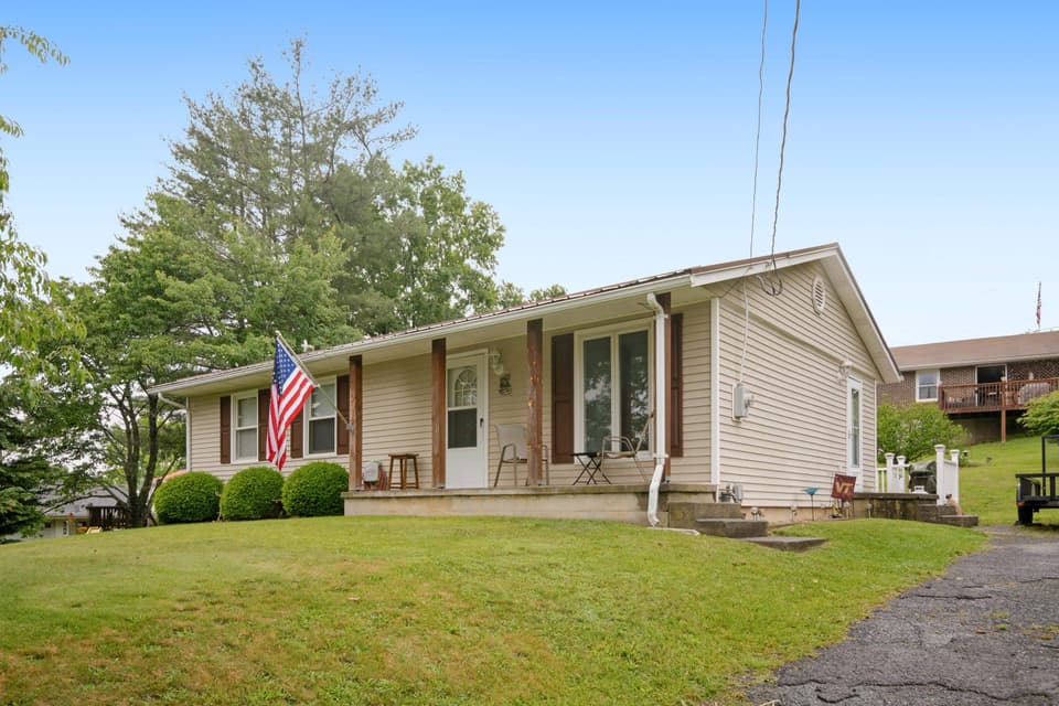 490 Sunnyside Lane, photo 2 of 36