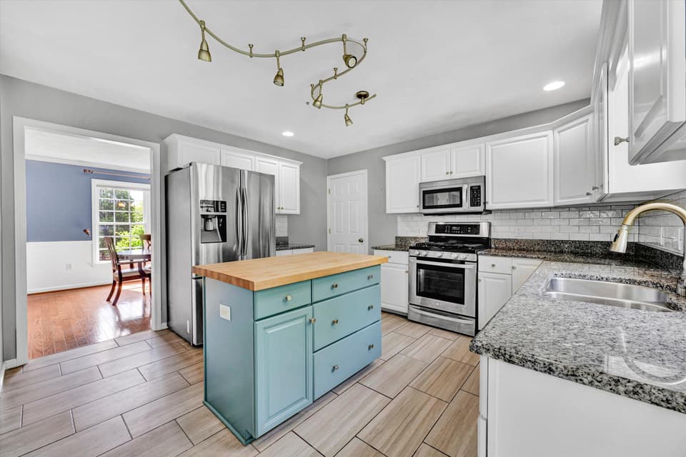135 Sapphire Avenue, photo 14 of 40