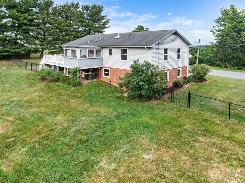 120 SE Howery Street, photo 6 of 40