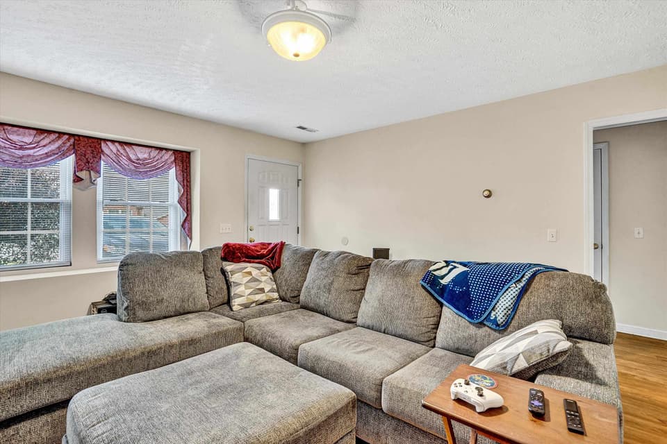 140 Jennifer Street SE, photo 6 of 21