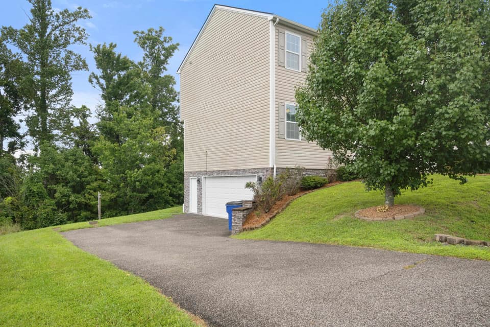 1555 Sherwood Drive, photo 6 of 40