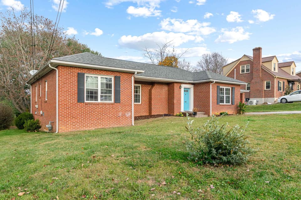 120 Cherry Lane, photo 2 of 33