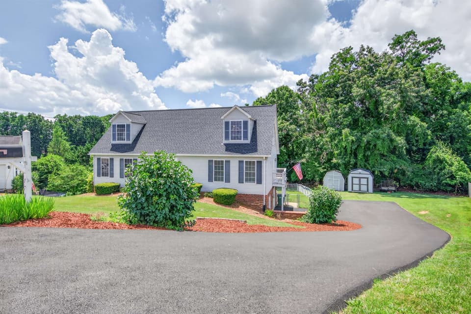170 Cullen Court SE, photo 4 of 40