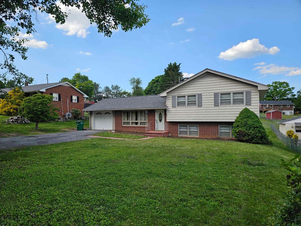 950 McHenry Avenue NE, Christiansburg, VA