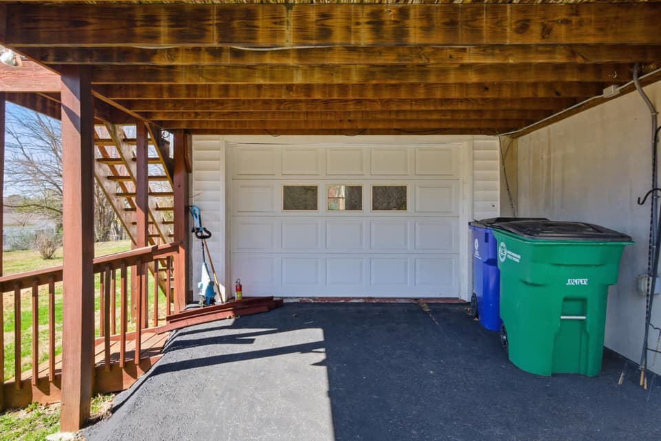 205 Roundhill Drive, photo 11 of 40