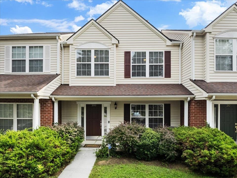 300 Willow Oak Drive, photo 3 of 40