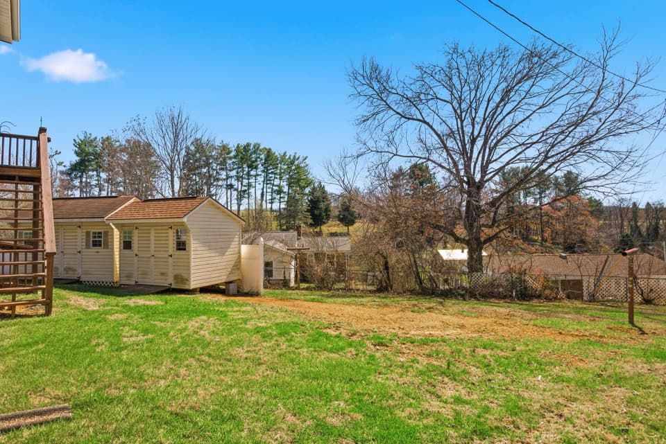 205 Roundhill Drive, photo 10 of 40