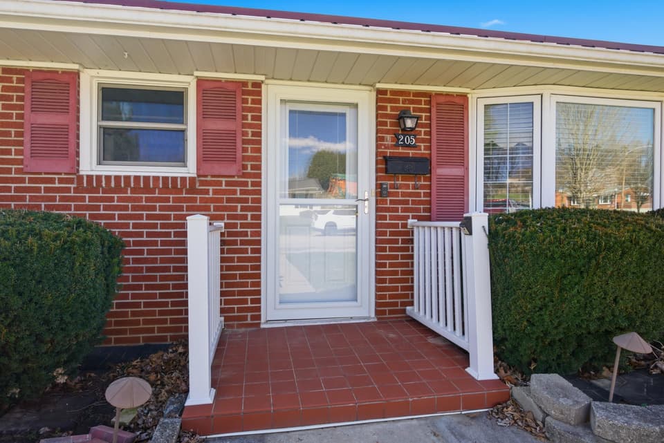 205 Roundhill Drive, photo 4 of 40