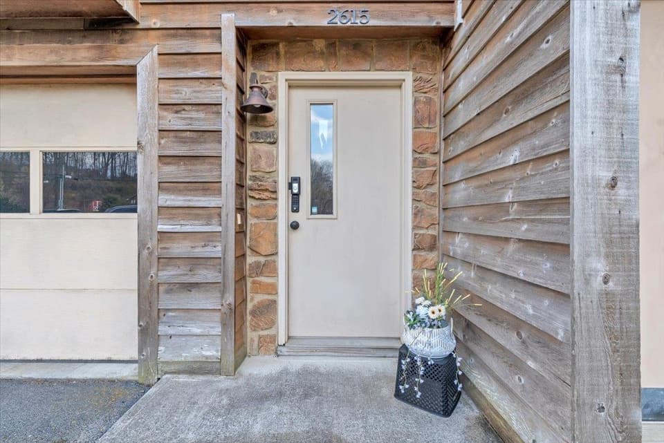 2615 Glade Drive SE, photo 3 of 35