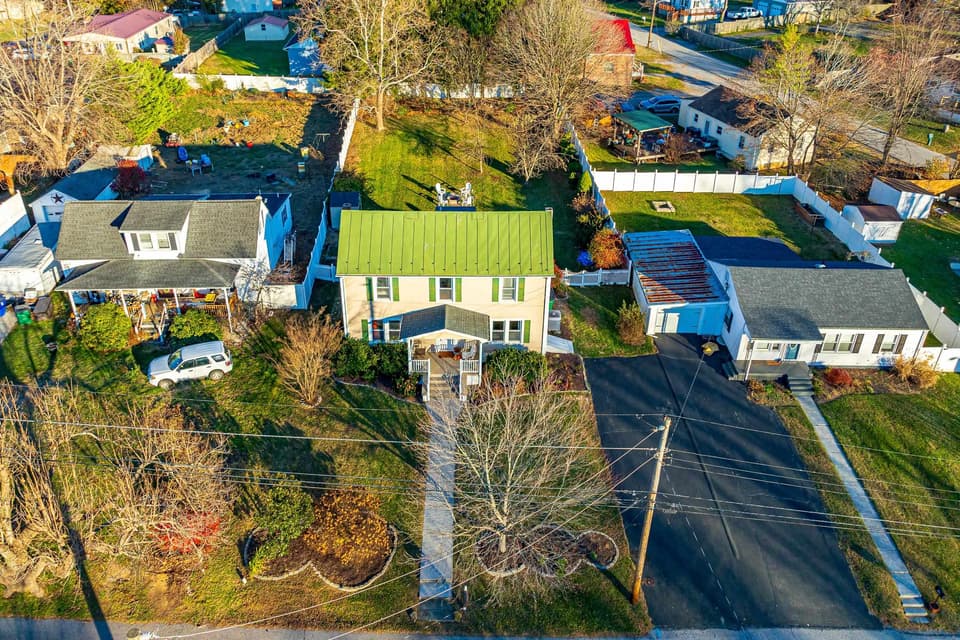 405 Lester Street, photo 2 of 40