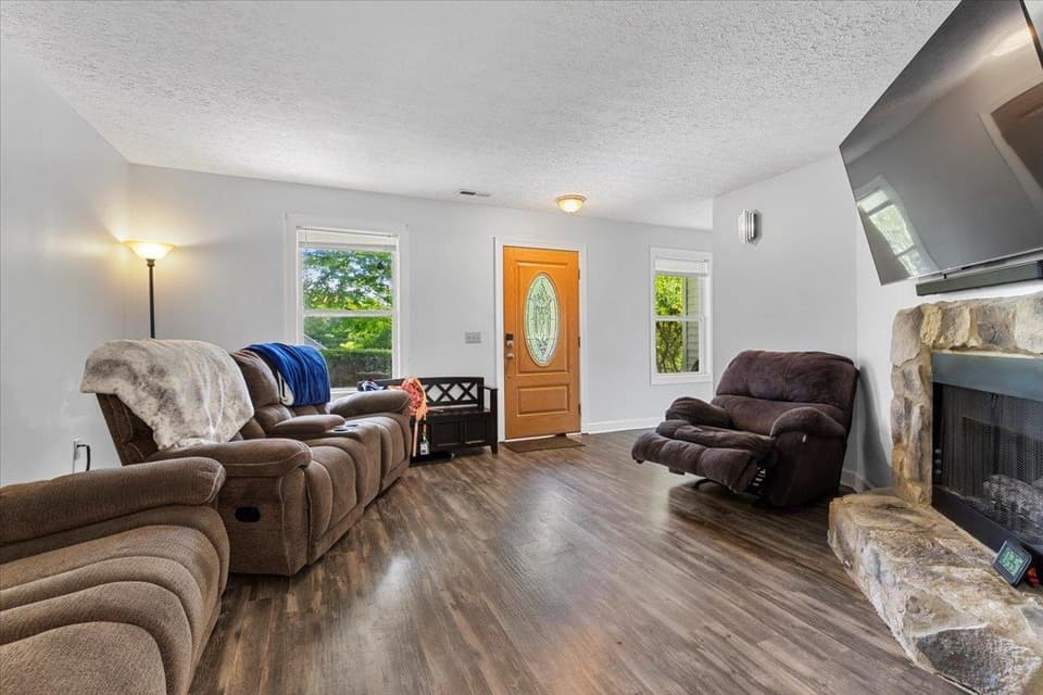 365 S Hill Drive, photo 6 of 40