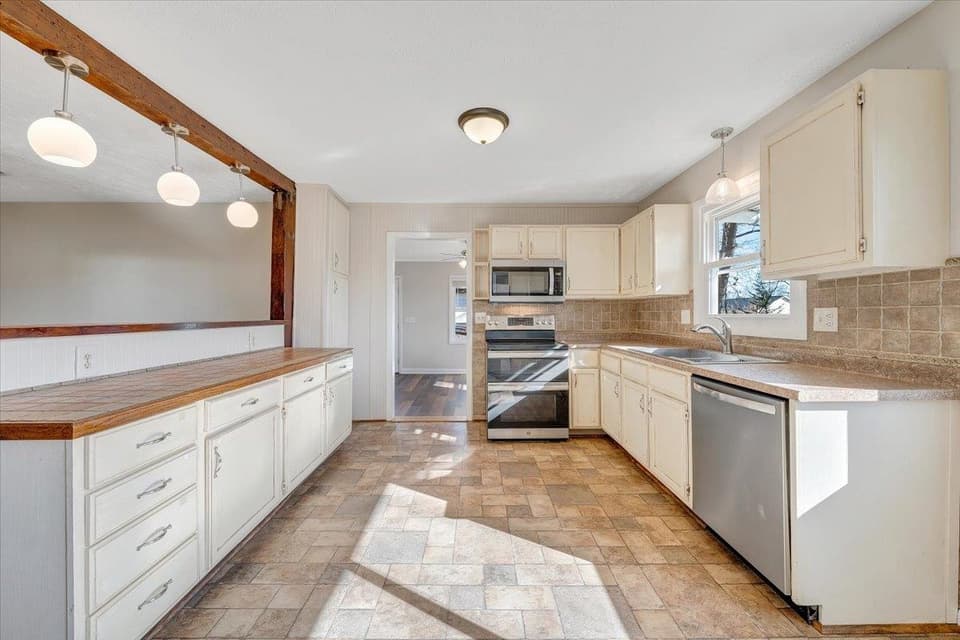 1100 Flint Drive, photo 11 of 40